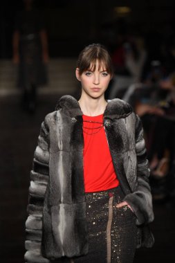 New York, Ny - 12 Şubat: Dennis Basso sırasında pist göster: New York City New York moda haftası St Bartholomew's Kilisesi Şubat 2018 üzerinde 12 Şubat 2018 kapsamında bir model yürür. 