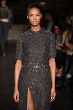 New York, Ny - 12 Şubat: Dennis Basso sırasında pist göster: New York City New York moda haftası St Bartholomew's Kilisesi Şubat 2018 üzerinde 12 Şubat 2018 kapsamında bir model yürür. 