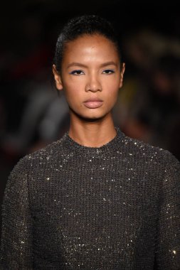 New York, Ny - 12 Şubat: Dennis Basso sırasında pist göster: New York City New York moda haftası St Bartholomew's Kilisesi Şubat 2018 üzerinde 12 Şubat 2018 kapsamında bir model yürür. 