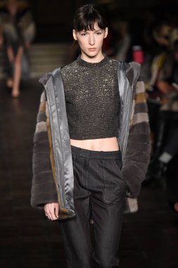 New York, Ny - 12 Şubat: Dennis Basso sırasında pist göster: New York City New York moda haftası St Bartholomew's Kilisesi Şubat 2018 üzerinde 12 Şubat 2018 kapsamında bir model yürür. 