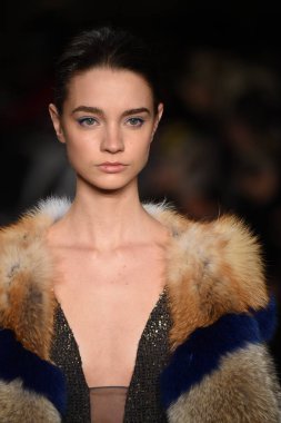 New York, Ny - 12 Şubat: Dennis Basso sırasında pist göster: New York City New York moda haftası St Bartholomew's Kilisesi Şubat 2018 üzerinde 12 Şubat 2018 kapsamında bir model yürür. 