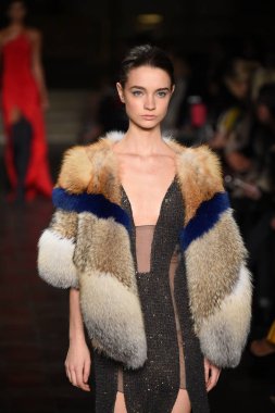 New York, Ny - 12 Şubat: Dennis Basso sırasında pist göster: New York City New York moda haftası St Bartholomew's Kilisesi Şubat 2018 üzerinde 12 Şubat 2018 kapsamında bir model yürür. 