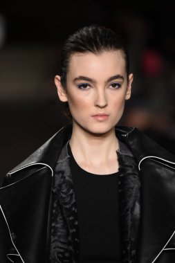 New York, Ny - 12 Şubat: Dennis Basso sırasında pist göster: New York City New York moda haftası St Bartholomew's Kilisesi Şubat 2018 üzerinde 12 Şubat 2018 kapsamında bir model yürür. 