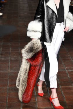 New York, Ny - 12 Şubat: Dennis Basso sırasında pist göster: New York City New York moda haftası St Bartholomew's Kilisesi Şubat 2018 üzerinde 12 Şubat 2018 kapsamında bir model yürür. 