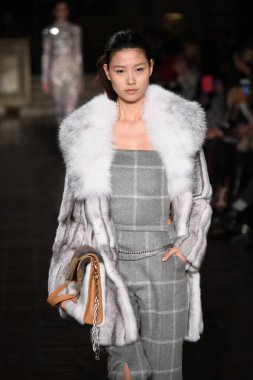 New York, Ny - 12 Şubat: Dennis Basso sırasında pist göster: New York City New York moda haftası St Bartholomew's Kilisesi Şubat 2018 üzerinde 12 Şubat 2018 kapsamında bir model yürür. 