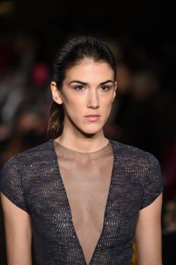 New York, Ny - 12 Şubat: Dennis Basso sırasında pist göster: New York City New York moda haftası St Bartholomew's Kilisesi Şubat 2018 üzerinde 12 Şubat 2018 kapsamında bir model yürür. 