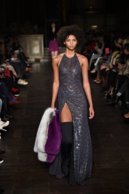 New York, Ny - 12 Şubat: Dennis Basso sırasında pist göster: New York City New York moda haftası St Bartholomew's Kilisesi Şubat 2018 üzerinde 12 Şubat 2018 kapsamında bir model yürür. 