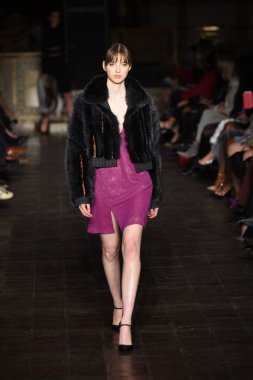 New York, Ny - 12 Şubat: Dennis Basso sırasında pist göster: New York City New York moda haftası St Bartholomew's Kilisesi Şubat 2018 üzerinde 12 Şubat 2018 kapsamında bir model yürür. 