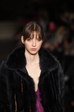 New York, Ny - 12 Şubat: Dennis Basso sırasında pist göster: New York City New York moda haftası St Bartholomew's Kilisesi Şubat 2018 üzerinde 12 Şubat 2018 kapsamında bir model yürür. 