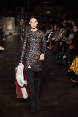 New York, Ny - 12 Şubat: Dennis Basso sırasında pist göster: New York City New York moda haftası St Bartholomew's Kilisesi Şubat 2018 üzerinde 12 Şubat 2018 kapsamında bir model yürür. 