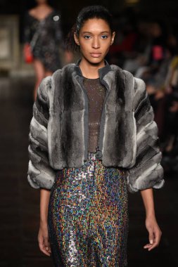 New York, Ny - 12 Şubat: Dennis Basso sırasında pist göster: New York City New York moda haftası St Bartholomew's Kilisesi Şubat 2018 üzerinde 12 Şubat 2018 kapsamında bir model yürür. 