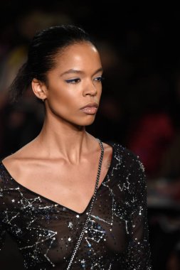 New York, Ny - 12 Şubat: Dennis Basso sırasında pist göster: New York City New York moda haftası St Bartholomew's Kilisesi Şubat 2018 üzerinde 12 Şubat 2018 kapsamında bir model yürür. 
