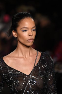 New York, Ny - 12 Şubat: Dennis Basso sırasında pist göster: New York City New York moda haftası St Bartholomew's Kilisesi Şubat 2018 üzerinde 12 Şubat 2018 kapsamında bir model yürür. 