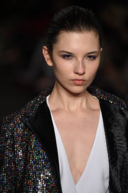 New York, Ny - 12 Şubat: Dennis Basso sırasında pist göster: New York City New York moda haftası St Bartholomew's Kilisesi Şubat 2018 üzerinde 12 Şubat 2018 kapsamında bir model yürür. 