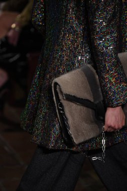New York, Ny - 12 Şubat: Dennis Basso sırasında pist göster: New York City New York moda haftası St Bartholomew's Kilisesi Şubat 2018 üzerinde 12 Şubat 2018 kapsamında bir model yürür. 