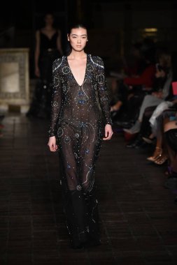 New York, Ny - 12 Şubat: Dennis Basso sırasında pist göster: New York City New York moda haftası St Bartholomew's Kilisesi Şubat 2018 üzerinde 12 Şubat 2018 kapsamında bir model yürür. 