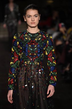 New York, Ny - 12 Şubat: Dennis Basso sırasında pist göster: New York City New York moda haftası St Bartholomew's Kilisesi Şubat 2018 üzerinde 12 Şubat 2018 kapsamında bir model yürür. 