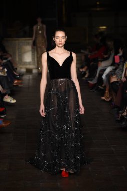 New York, Ny - 12 Şubat: Dennis Basso sırasında pist göster: New York City New York moda haftası St Bartholomew's Kilisesi Şubat 2018 üzerinde 12 Şubat 2018 kapsamında bir model yürür. 