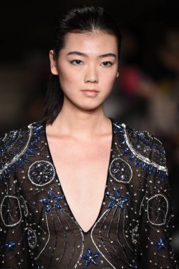 New York, Ny - 12 Şubat: Dennis Basso sırasında pist göster: New York City New York moda haftası St Bartholomew's Kilisesi Şubat 2018 üzerinde 12 Şubat 2018 kapsamında bir model yürür. 