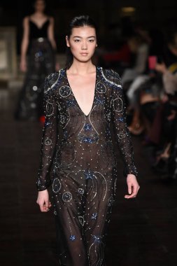 New York, Ny - 12 Şubat: Dennis Basso sırasında pist göster: New York City New York moda haftası St Bartholomew's Kilisesi Şubat 2018 üzerinde 12 Şubat 2018 kapsamında bir model yürür. 