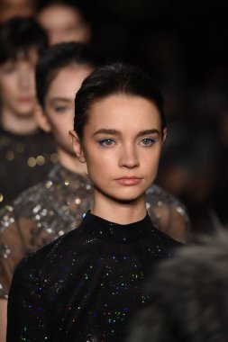 New York, Ny - 12 Şubat: Modelleri yürüyüş pist finale New York'ta New York moda haftası St Bartholomew's Kilisesi Şubat 2018 üzerinde 12 Şubat 2018 kapsamında Dennis Basso gösterisi sırasında. 