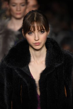 New York, Ny - 12 Şubat: Modelleri yürüyüş pist finale New York'ta New York moda haftası St Bartholomew's Kilisesi Şubat 2018 üzerinde 12 Şubat 2018 kapsamında Dennis Basso gösterisi sırasında. 