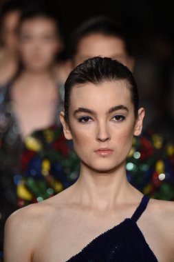 New York, Ny - 12 Şubat: Modelleri yürüyüş pist finale New York'ta New York moda haftası St Bartholomew's Kilisesi Şubat 2018 üzerinde 12 Şubat 2018 kapsamında Dennis Basso gösterisi sırasında. 