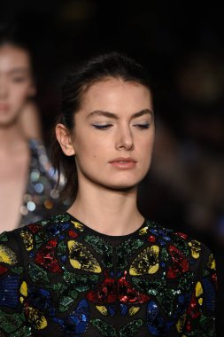 New York, Ny - 12 Şubat: Modelleri yürüyüş pist finale New York'ta New York moda haftası St Bartholomew's Kilisesi Şubat 2018 üzerinde 12 Şubat 2018 kapsamında Dennis Basso gösterisi sırasında. 