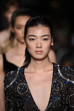 New York, Ny - 12 Şubat: Modelleri yürüyüş pist finale New York'ta New York moda haftası St Bartholomew's Kilisesi Şubat 2018 üzerinde 12 Şubat 2018 kapsamında Dennis Basso gösterisi sırasında. 