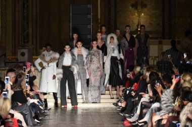 New York, Ny - 12 Şubat: New York City New York moda haftası St Bartholomew's Kilisesi Şubat 2018 üzerinde 12 Şubat 2018 kapsamında Dennis Basso gösterisi sırasında piste poz modelleri. 