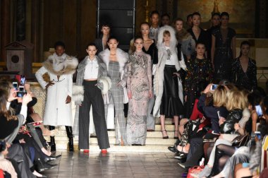 New York, Ny - 12 Şubat: New York City New York moda haftası St Bartholomew's Kilisesi Şubat 2018 üzerinde 12 Şubat 2018 kapsamında Dennis Basso gösterisi sırasında piste poz modelleri. 