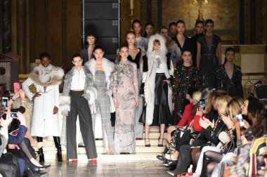 New York, Ny - 12 Şubat: New York City New York moda haftası St Bartholomew's Kilisesi Şubat 2018 üzerinde 12 Şubat 2018 kapsamında Dennis Basso gösterisi sırasında piste poz modelleri. 