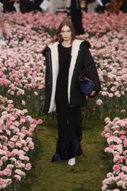 New York, Ny - Şubat 09: Tory Burch sonbahar kış 2018 Fashion Show New York moda haftası sırasında köprü Market 9 Şubat 2018 tarihinde New York'ta sırasında bir modeli pist yürür. 