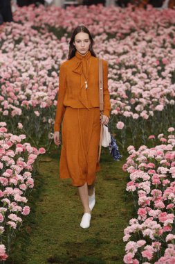 New York, Ny - Şubat 09: Tory Burch sonbahar kış 2018 Fashion Show New York moda haftası sırasında köprü Market 9 Şubat 2018 tarihinde New York'ta sırasında bir modeli pist yürür. 