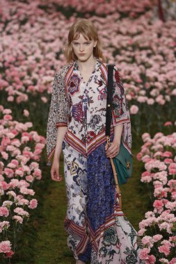 New York, Ny - Şubat 09: Tory Burch sonbahar kış 2018 Fashion Show New York moda haftası sırasında köprü Market 9 Şubat 2018 tarihinde New York'ta sırasında bir modeli pist yürür. 