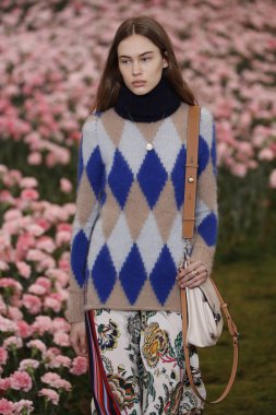 New York, Ny - Şubat 09: Tory Burch sonbahar kış 2018 Fashion Show New York moda haftası sırasında köprü Market 9 Şubat 2018 tarihinde New York'ta sırasında bir modeli pist yürür. 