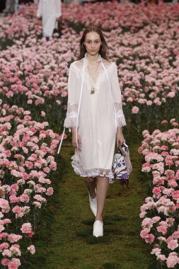 New York, Ny - Şubat 09: Tory Burch sonbahar kış 2018 Fashion Show New York moda haftası sırasında köprü Market 9 Şubat 2018 tarihinde New York'ta sırasında bir modeli pist yürür. 