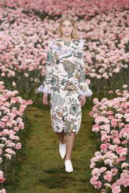 New York, Ny - Şubat 09: Tory Burch sonbahar kış 2018 Fashion Show New York moda haftası sırasında köprü Market 9 Şubat 2018 tarihinde New York'ta sırasında bir modeli pist yürür. 