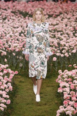 New York, Ny - Şubat 09: Tory Burch sonbahar kış 2018 Fashion Show New York moda haftası sırasında köprü Market 9 Şubat 2018 tarihinde New York'ta sırasında bir modeli pist yürür. 