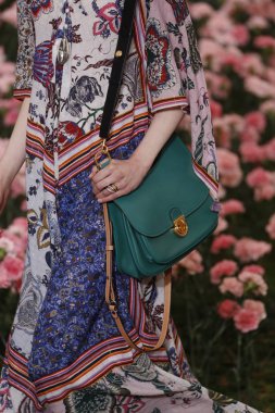 New York, Ny - Şubat 09: Tory Burch sonbahar kış 2018 Fashion Show New York moda haftası sırasında köprü Market 9 Şubat 2018 tarihinde New York'ta sırasında bir modeli pist yürür. 