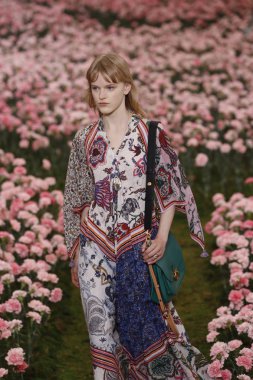 New York, Ny - Şubat 09: Tory Burch sonbahar kış 2018 Fashion Show New York moda haftası sırasında köprü Market 9 Şubat 2018 tarihinde New York'ta sırasında bir modeli pist yürür. 
