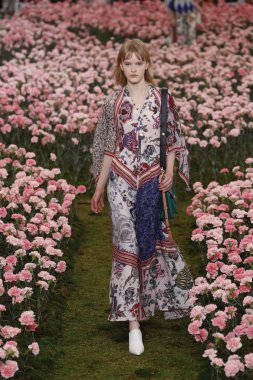 New York, Ny - Şubat 09: Tory Burch sonbahar kış 2018 Fashion Show New York moda haftası sırasında köprü Market 9 Şubat 2018 tarihinde New York'ta sırasında bir modeli pist yürür. 