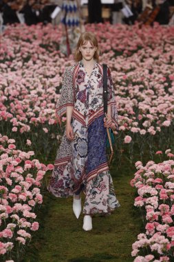 New York, Ny - Şubat 09: Tory Burch sonbahar kış 2018 Fashion Show New York moda haftası sırasında köprü Market 9 Şubat 2018 tarihinde New York'ta sırasında bir modeli pist yürür. 