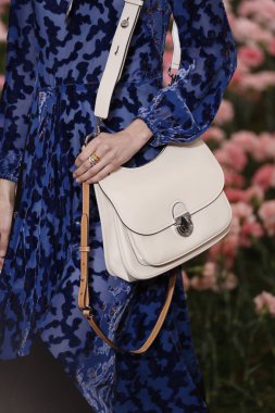 New York, Ny - Şubat 09: Tory Burch sonbahar kış 2018 Fashion Show New York moda haftası sırasında köprü Market 9 Şubat 2018 tarihinde New York'ta sırasında bir modeli pist yürür. 