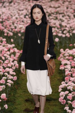 New York, Ny - Şubat 09: Tory Burch sonbahar kış 2018 Fashion Show New York moda haftası sırasında köprü Market 9 Şubat 2018 tarihinde New York'ta sırasında bir modeli pist yürür. 