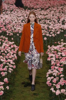 New York, Ny - Şubat 09: Tory Burch sonbahar kış 2018 Fashion Show New York moda haftası sırasında köprü Market 9 Şubat 2018 tarihinde New York'ta sırasında bir modeli pist yürür. 