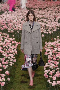 New York, Ny - Şubat 09: Tory Burch sonbahar kış 2018 Fashion Show New York moda haftası sırasında köprü Market 9 Şubat 2018 tarihinde New York'ta sırasında bir modeli pist yürür. 