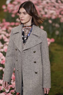 New York, Ny - Şubat 09: Tory Burch sonbahar kış 2018 Fashion Show New York moda haftası sırasında köprü Market 9 Şubat 2018 tarihinde New York'ta sırasında bir modeli pist yürür. 