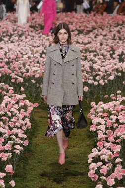 New York, Ny - Şubat 09: Tory Burch sonbahar kış 2018 Fashion Show New York moda haftası sırasında köprü Market 9 Şubat 2018 tarihinde New York'ta sırasında bir modeli pist yürür. 