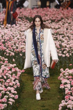 New York, Ny - Şubat 09: Tory Burch sonbahar kış 2018 Fashion Show New York moda haftası sırasında köprü Market 9 Şubat 2018 tarihinde New York'ta sırasında bir modeli pist yürür. 